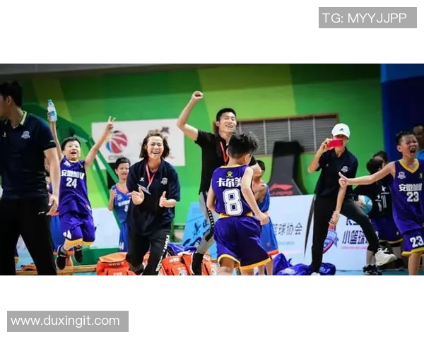 女小姚明的篮球梦想与成长之路：从校园到职业赛场的奋斗故事