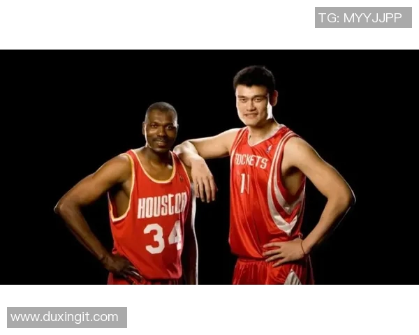 姚明与贾巴尔同框合影展现篮球传奇的跨时代友谊与荣耀