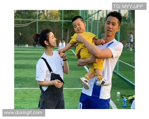 美女足球明星同框合影展现运动魅力与风采的精彩瞬间