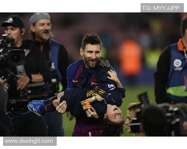 足球明星温馨时刻抱儿子合影展现父爱如山的动人瞬间